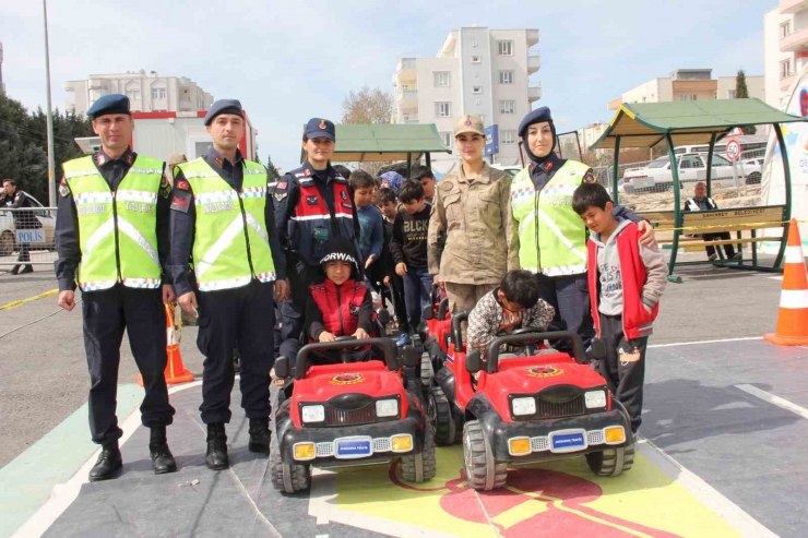 Jandarma Trafik Eğitim Tırında Çocuklar Eğlenerek Öğrendi