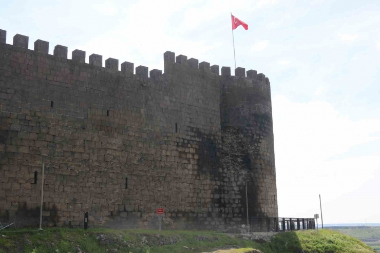 Depremde Zarar Gören Diyarbakır Surlarında Moloz Ayrıştırma Ve Belgeleme Çalışmaları Başladı