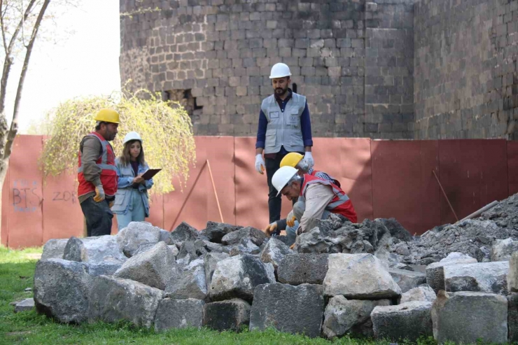 Depremde Zarar Gören Diyarbakır Surlarında Moloz Ayrıştırma Ve Belgeleme Çalışmaları Başladı