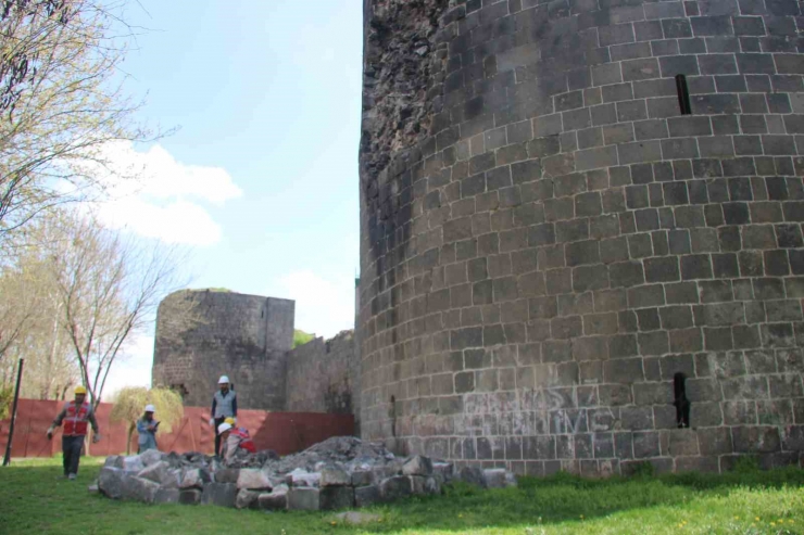 Depremde Zarar Gören Diyarbakır Surlarında Moloz Ayrıştırma Ve Belgeleme Çalışmaları Başladı