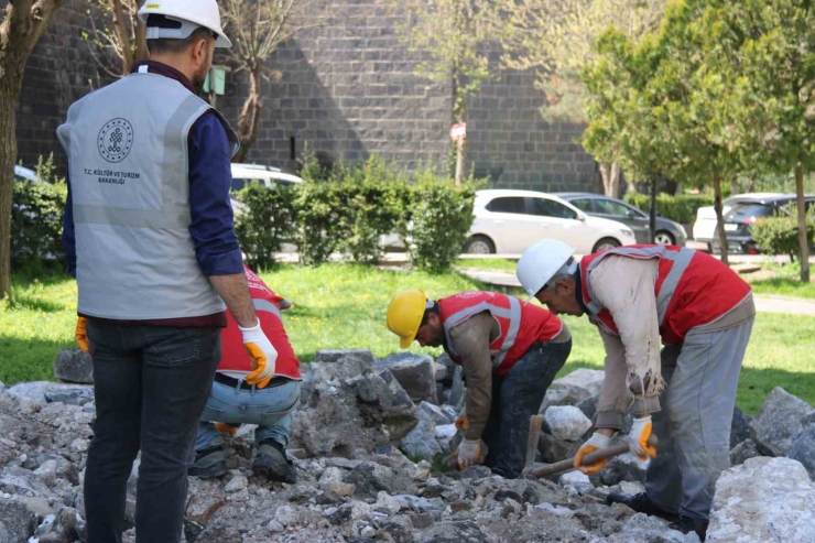 Depremde Zarar Gören Diyarbakır Surlarında Moloz Ayrıştırma Ve Belgeleme Çalışmaları Başladı