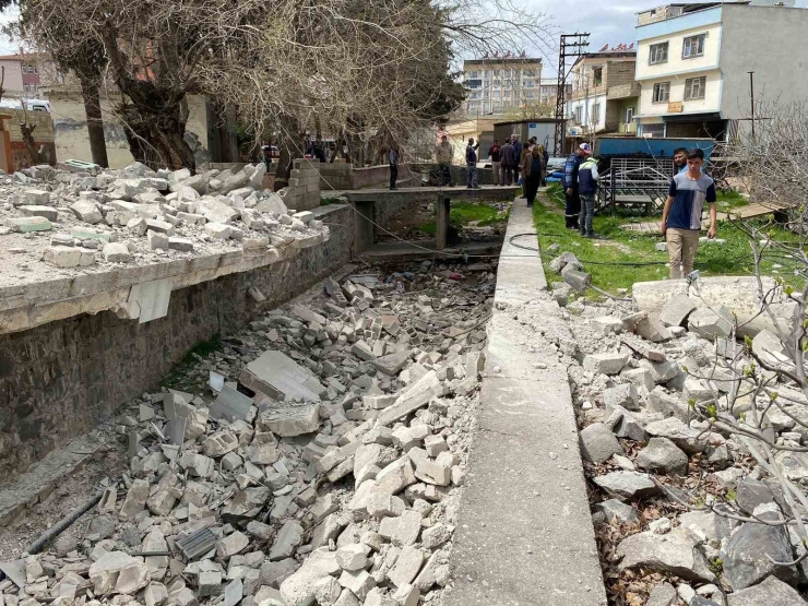 Ağır Hasarlı Caminin Minaresi Kontrollü Olarak Yıkıldı