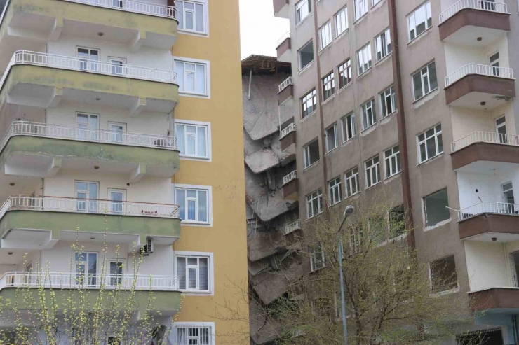 Diyarbakır’da Ağır Hasarlı Bina Çöktü, Çevresindeki Bina Ve Okul Tahliye Edildi