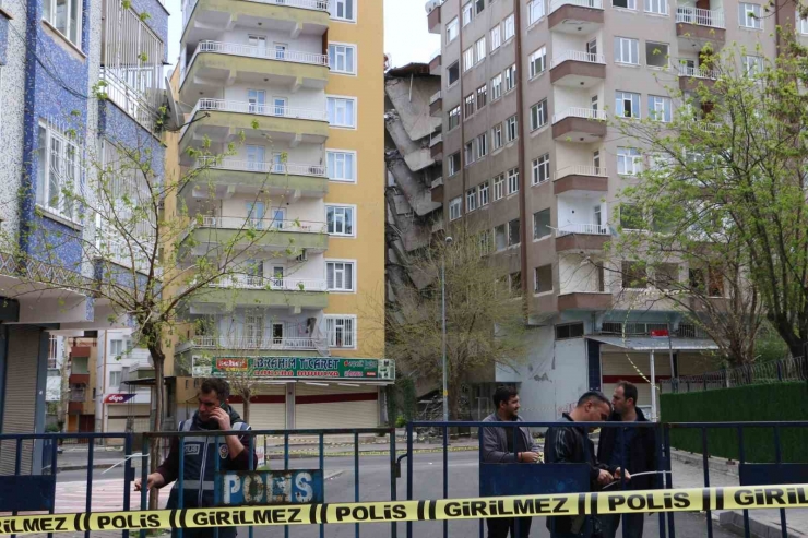 Diyarbakır’da Bir Bölümü Çöken Bina Sakinleri Yıkım İçin İmzada