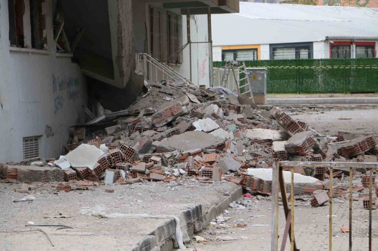 Diyarbakır’da Bir Bölümü Çöken Bina Sakinleri Yıkım İçin İmzada