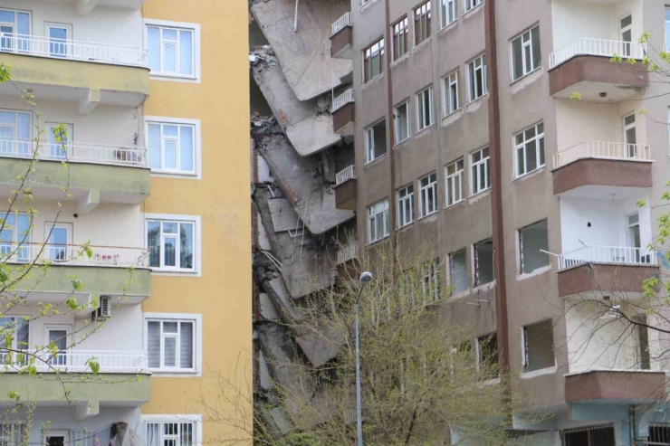 Diyarbakır’da Bir Bölümü Çöken Bina Sakinleri Yıkım İçin İmzada