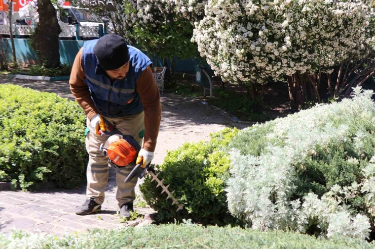 Haliliye Belediyesi Parkları Yaza Hazırlıyor