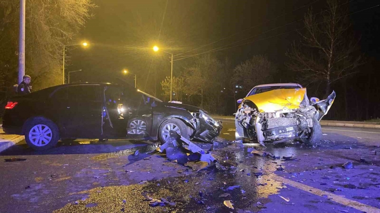 Diyarbakır’da İki Otomobil Kafa Kafaya Çarpıştı: 1’i Ağır, 4 Yaralı