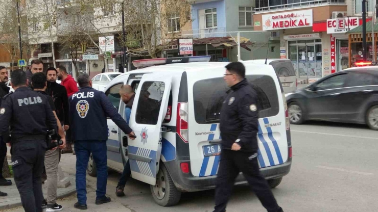 Emniyet Nizamiyesinde Akrabalar Arasında Kavga: 1 Yaralı, 3 Gözaltı