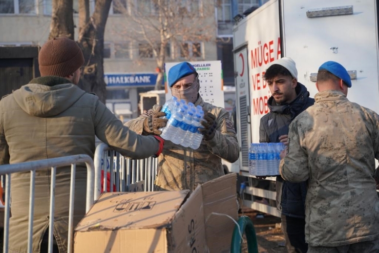 Jandarma Deprem Bölgesinde Yaraları Sarmaya Devam Ediyor