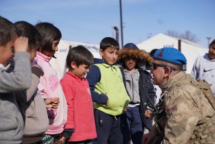 Jandarma Deprem Bölgesinde Yaraları Sarmaya Devam Ediyor