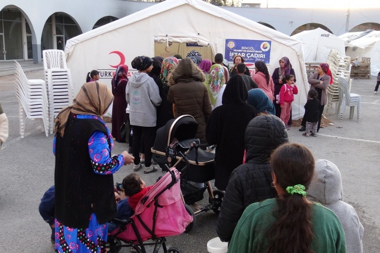 Stk’lardan Malatya’da Depremzedelere Günlük İftar Yemeği