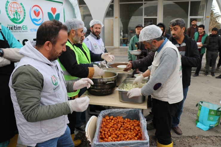 Stk’lardan Malatya’da Depremzedelere Günlük İftar Yemeği