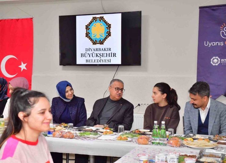 Diyarbakır Valisi Konukevi Kız Yurdu Öğrencileriyle İftar Açtı