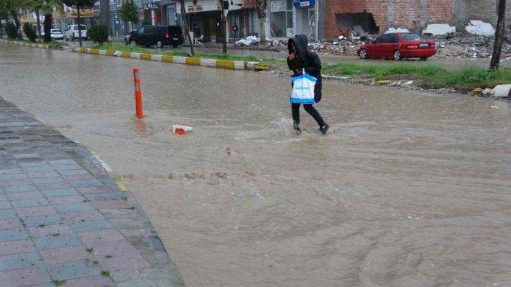 Adıyaman’da Şiddetli Yağış Cadde Ve Sokakları Göle Çevirdi