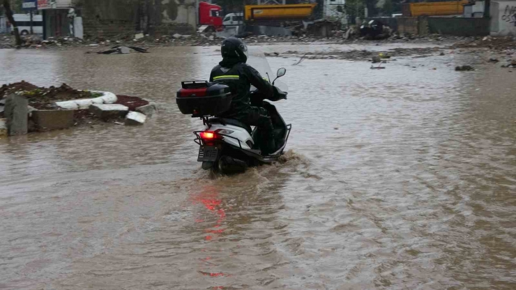 Adıyaman’da Şiddetli Yağış Cadde Ve Sokakları Göle Çevirdi