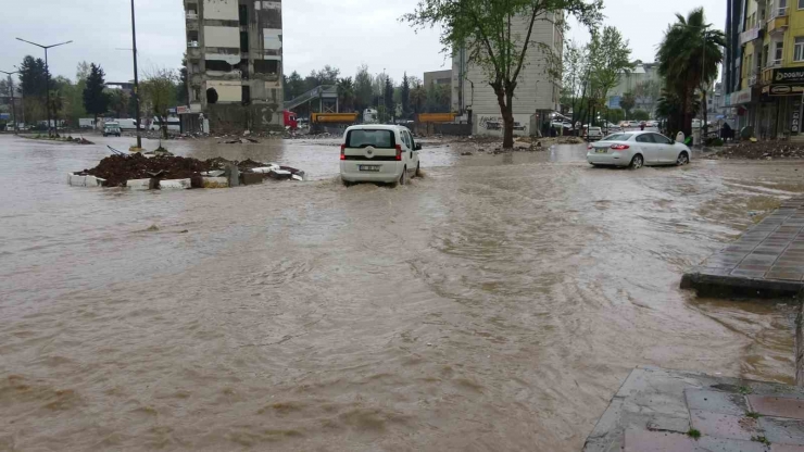 Adıyaman’da Şiddetli Yağış Cadde Ve Sokakları Göle Çevirdi