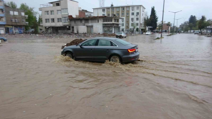 Adıyaman’da Şiddetli Yağış Cadde Ve Sokakları Göle Çevirdi