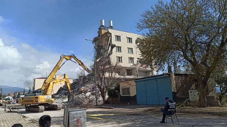 Depremde Hasar Gören Binaların Yıkımı Devam Ediyor