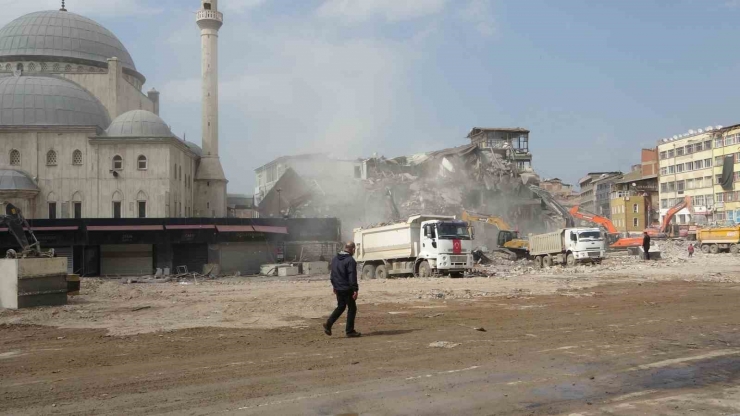 Malatya’da Ağır Hasarlı Binaların Yıkımı Ve Enkaz Kaldırma Çalışmaları Sürüyor