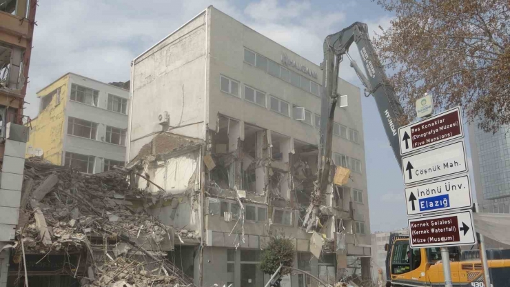 Malatya’da Ağır Hasarlı Binaların Yıkımı Ve Enkaz Kaldırma Çalışmaları Sürüyor