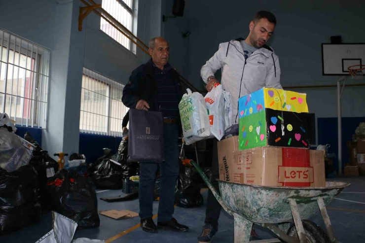 Diyarbakırlı Öğrencilerden Depremzede Kardeşlerine Binlerce Koli Hediye