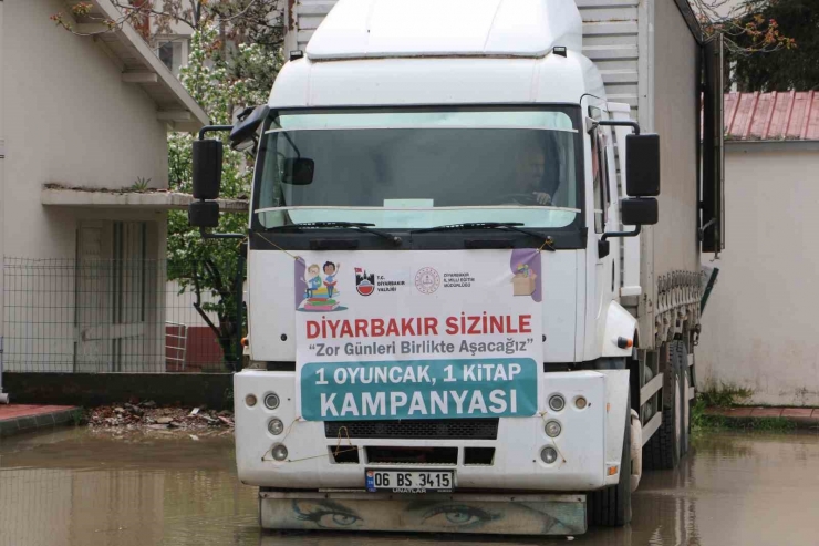 Diyarbakırlı Öğrencilerden Depremzede Kardeşlerine Binlerce Koli Hediye