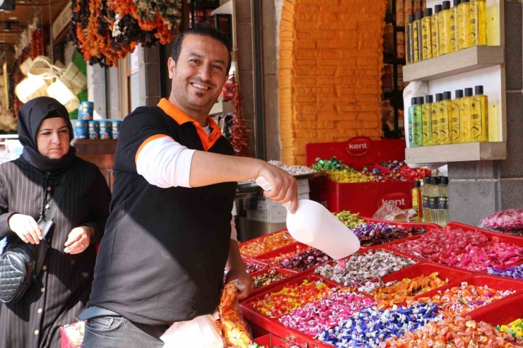 Her Sene Müzikli Geçen Bayram Telaşı, Bu Sene Deprem Bölgesinde Sessiz Geçiyor