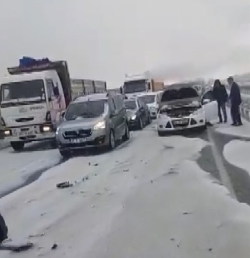 Gaziantep’te Dolu Yağışının Beyaza Bürüdüğü Yolda Zincirleme Kaza