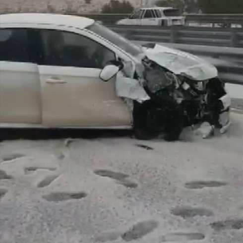 Gaziantep’te Dolu Yağışının Beyaza Bürüdüğü Yolda Zincirleme Kaza