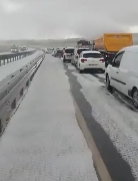 Gaziantep’te Dolu Yağışının Beyaza Bürüdüğü Yolda Zincirleme Kaza