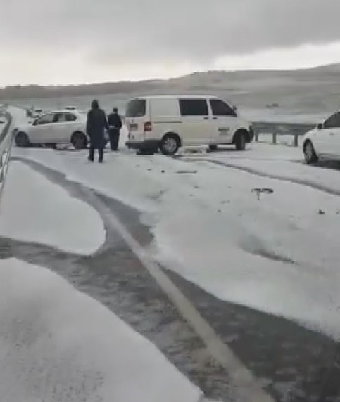 Gaziantep’te Dolu Yağışının Beyaza Bürüdüğü Yolda Zincirleme Kaza