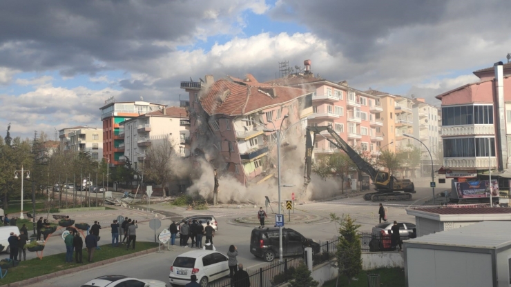 Malatya’da Hasarlı Binaların Yıkımı Sürüyor