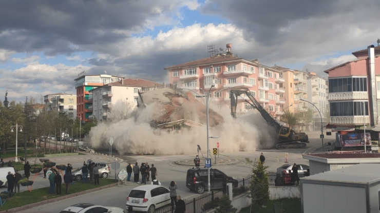 Malatya’da Hasarlı Binaların Yıkımı Sürüyor