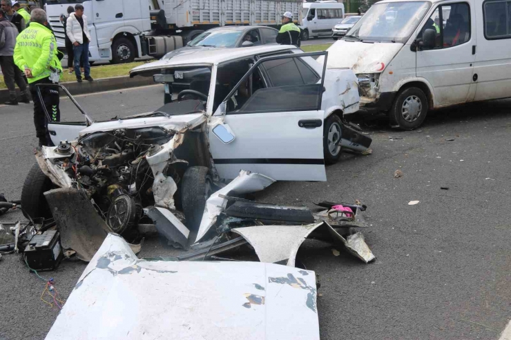 Makas Attı, Trafiği Birbirine Kattı: 2 Yaralı