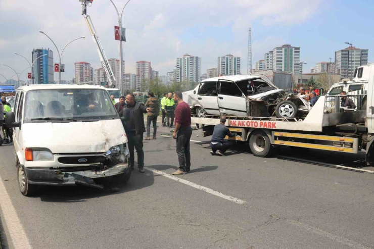 Makas Attı, Trafiği Birbirine Kattı: 2 Yaralı