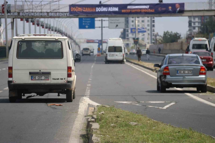 Makas Attı, Trafiği Birbirine Kattı: 2 Yaralı