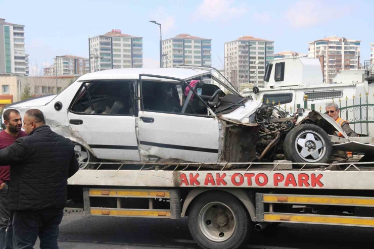 Makas Attı, Trafiği Birbirine Kattı: 2 Yaralı