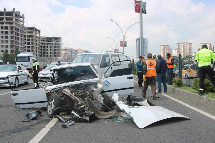 Makas Attı, Trafiği Birbirine Kattı: 2 Yaralı