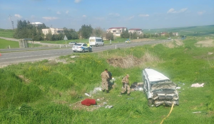 Diyarbakır’da Otomobil Tarlaya Uçtu: 3’ü Ağır 4 Yaralı