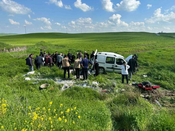 Diyarbakır’da Otomobil Tarlaya Uçtu: 3’ü Ağır 4 Yaralı