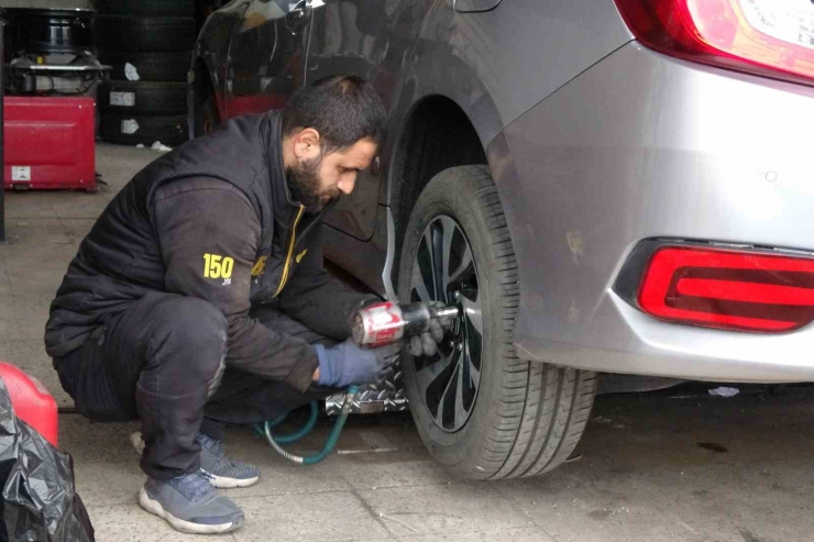 Uzmanından Uyarı: “mevsiminde Kullanılmayan Lastik, Kazaya Sebebiyet Verebilir”