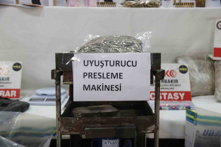 Diyarbakır Merkezli 50. ‘kökünü Kurutma Operasyonunda Ele Geçirilenler Sergilendi: 215 Gözaltı