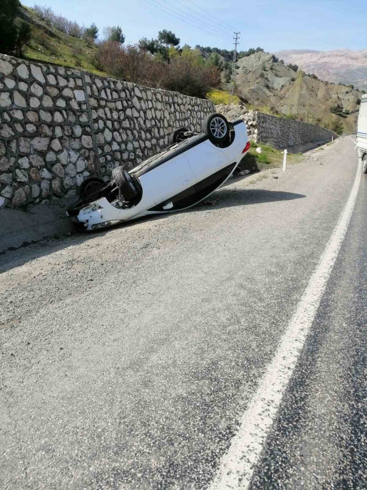 İstinat Duvarına Çarpan Otomobil Takla Attı: 4 Yaralı