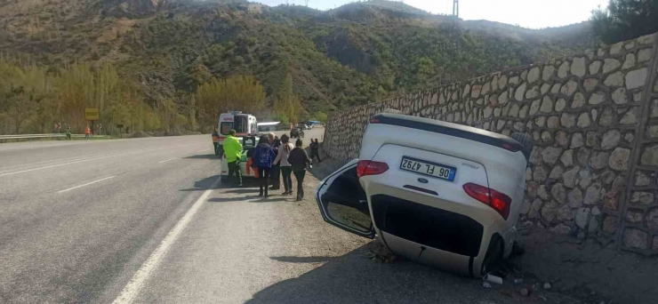 İstinat Duvarına Çarpan Otomobil Takla Attı: 4 Yaralı