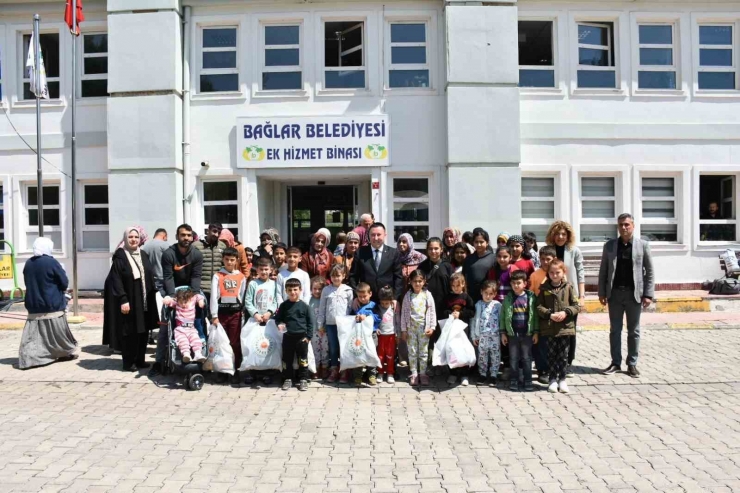 Bağlar Belediyesi Bayram Öncesi İhtiyaç Sahibi Vatandaşlara Giysi Desteğinde Bulundu