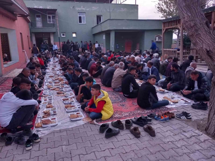 Diyarbakır’da Yüzlerce Medrese Talebesi İftarda Buluştu