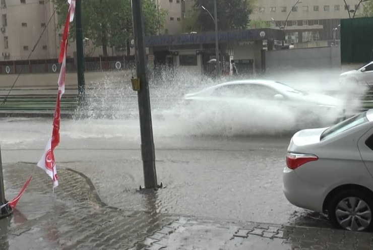 Gaziantep’te Aniden Bastıran Sağanak Hayatı Olumsuz Etkiledi