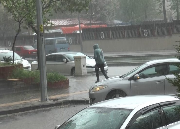 Gaziantep’te Aniden Bastıran Sağanak Hayatı Olumsuz Etkiledi