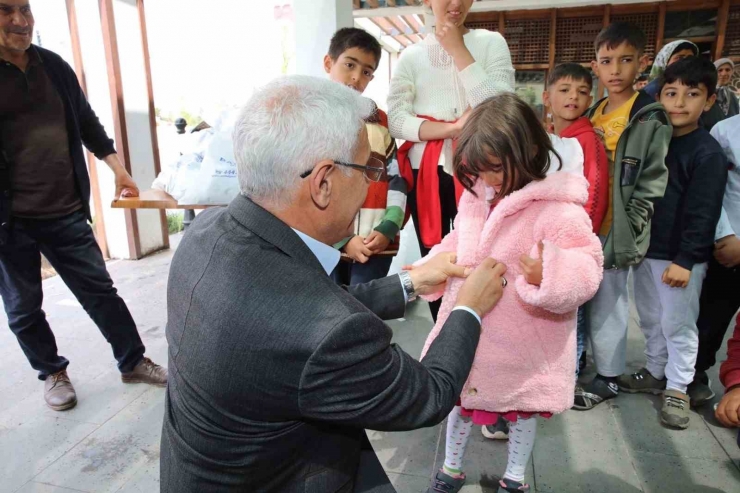 Başkan Güder, Depremzede Çocukların Yüzünü Güldürdü